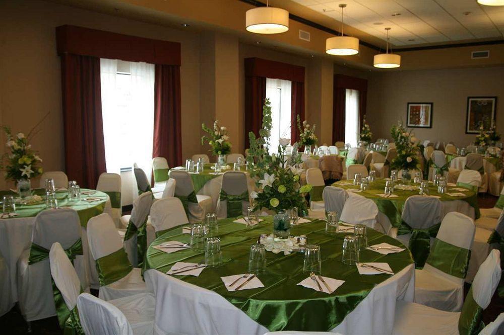 Hampton Inn & Suites Mission Restaurant photo