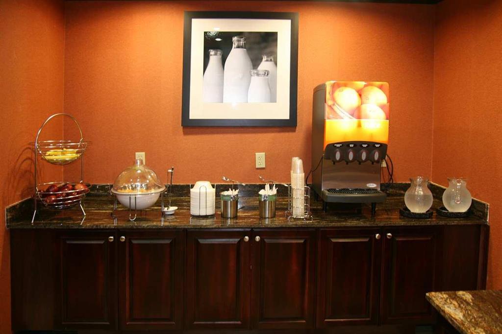 Hampton Inn & Suites Mission Restaurant photo